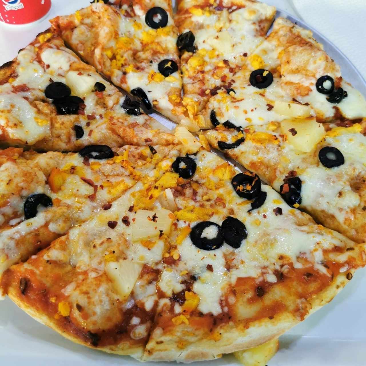 Pizza de pollo, piña y aceitunas