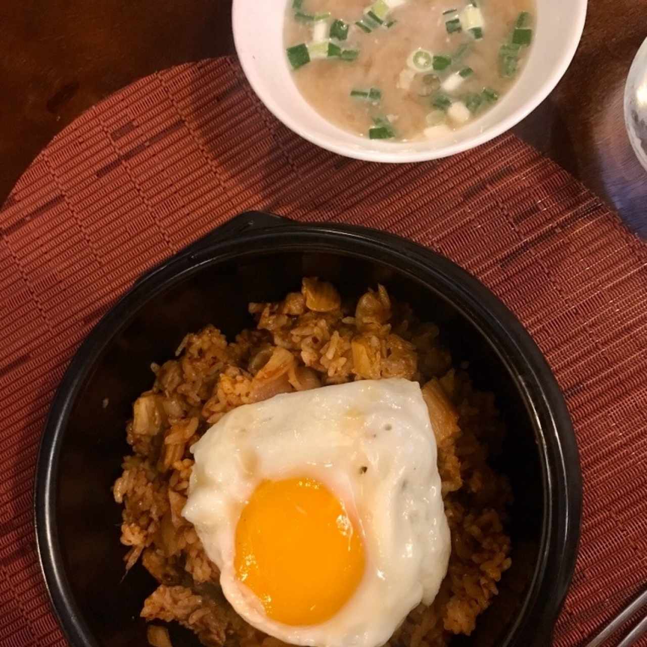 Bokkeumbap Arroz frito koreano salteado al wok con mix de vegetales, kimi, huevo, carne y bacon. Acompañado con sopa miso.