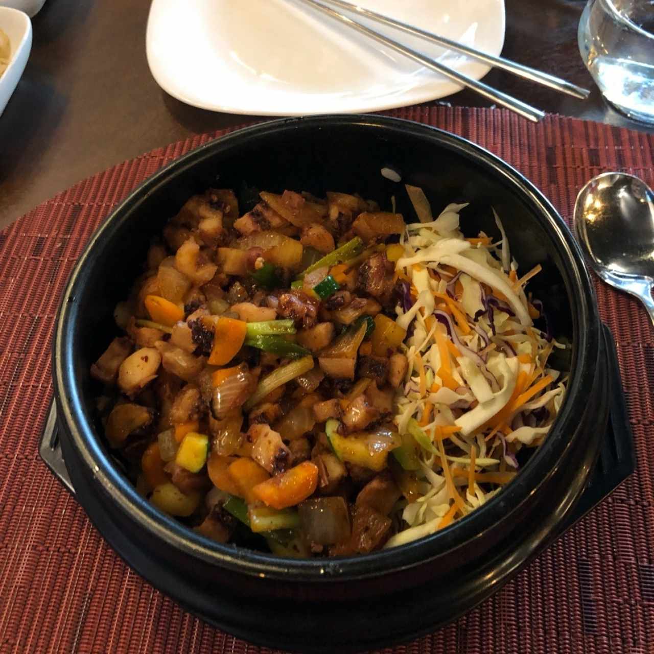 Cacerola de Pulpo, caliente, con repollo y demas, pero el pulpo estaba muy duro