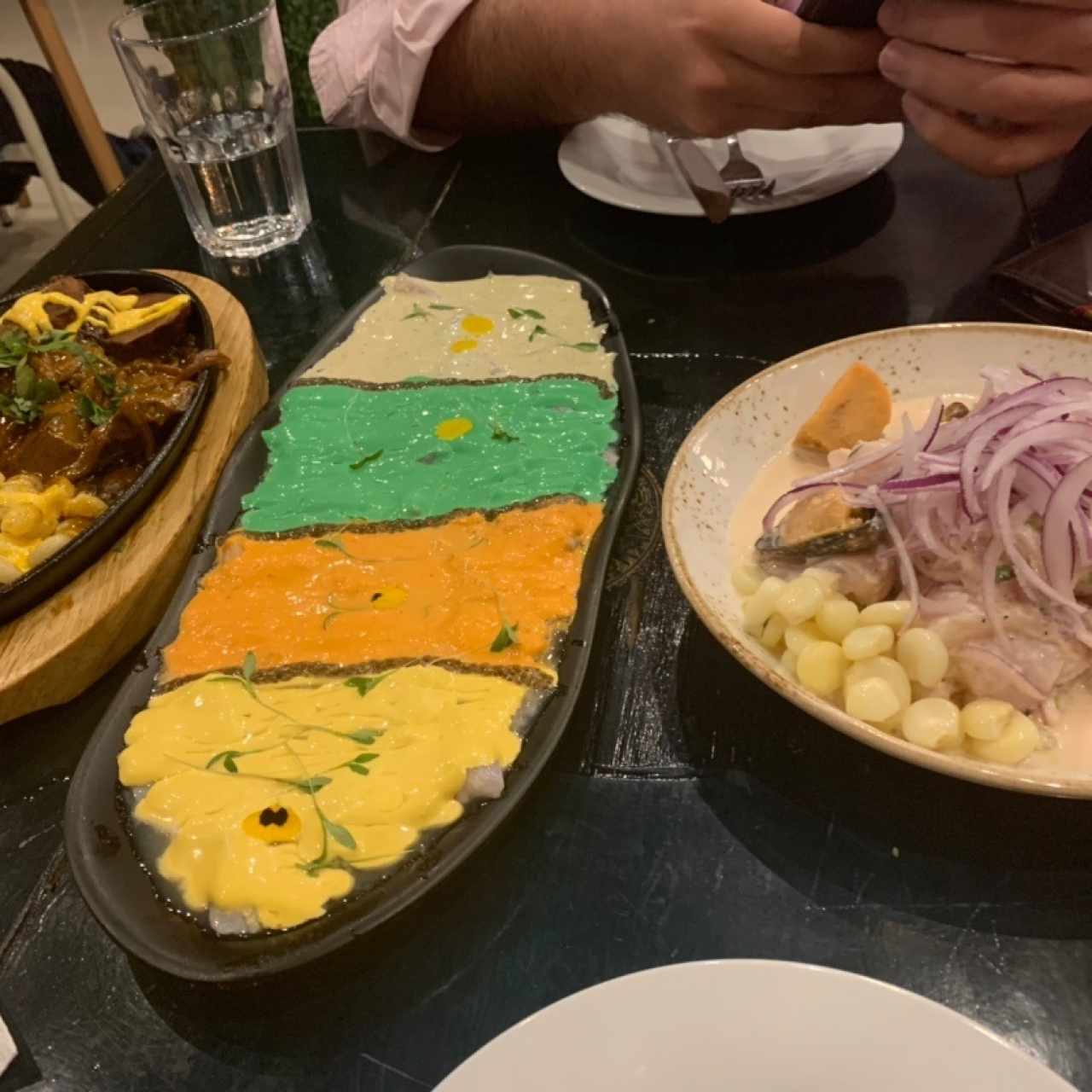 Anticucho- Tiradito Degustación y Ceviche Rebelde Mixto