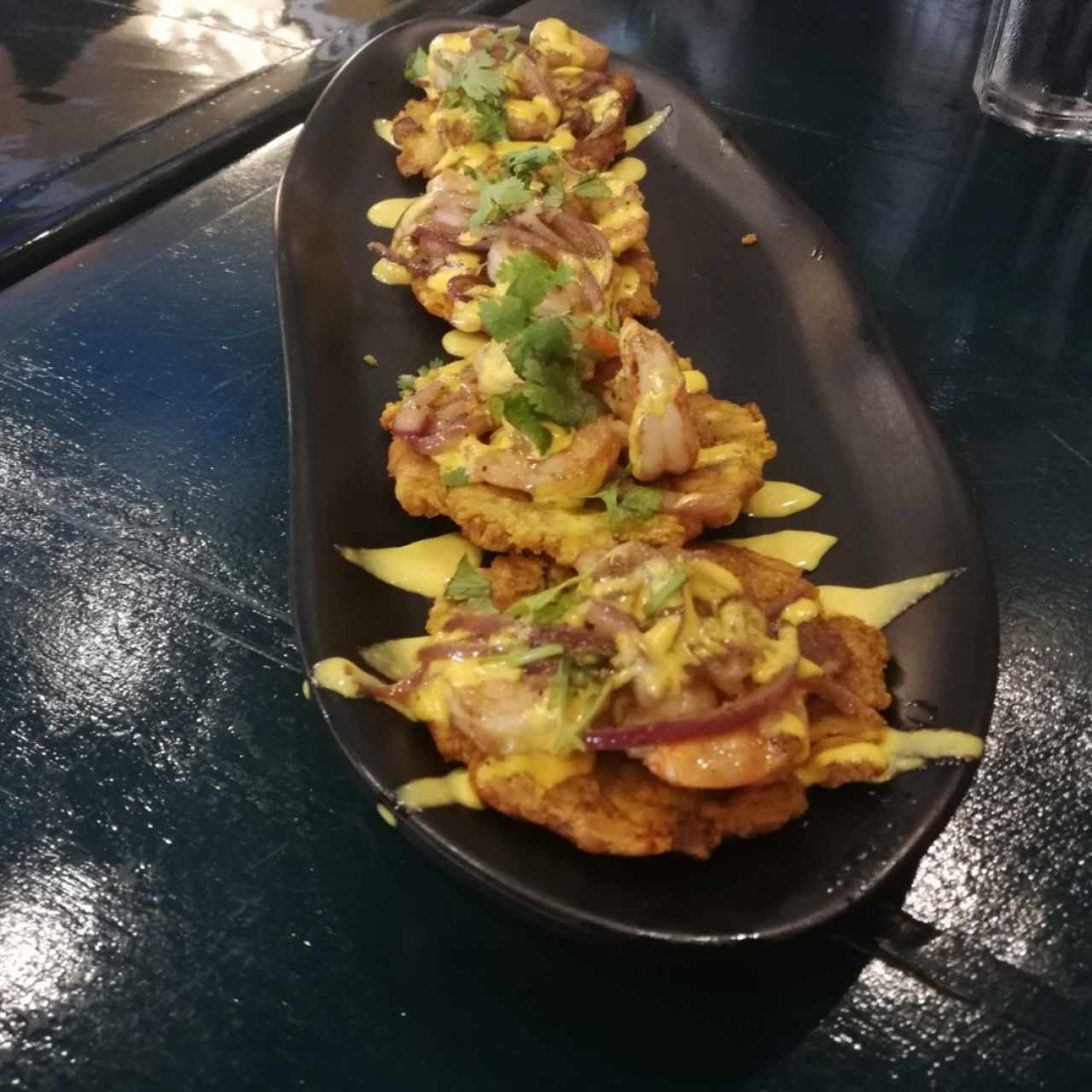 Patacones con camarones al ajillo