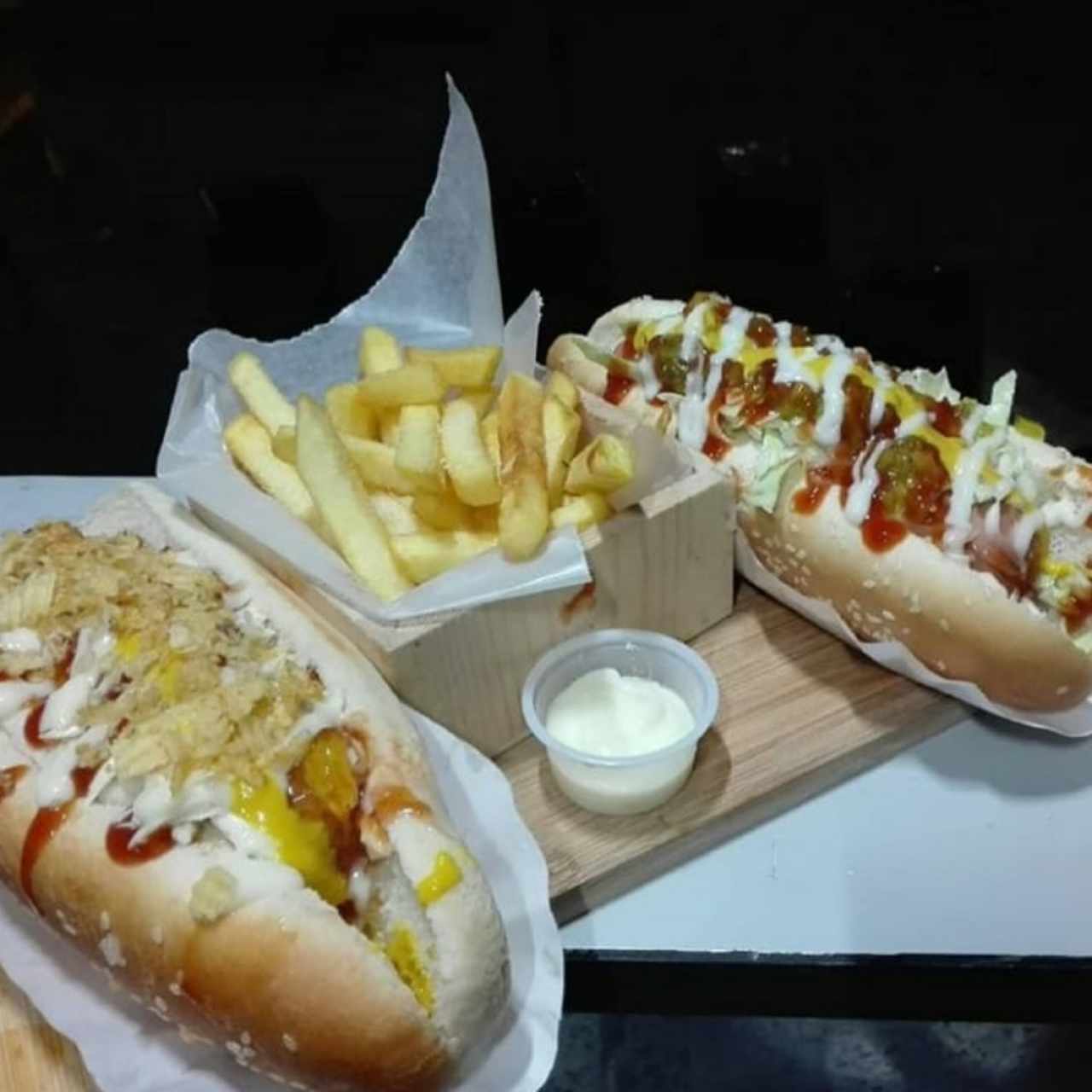 Combo Amigo = hotdog hawaiano + hotdog americano + papas fritas