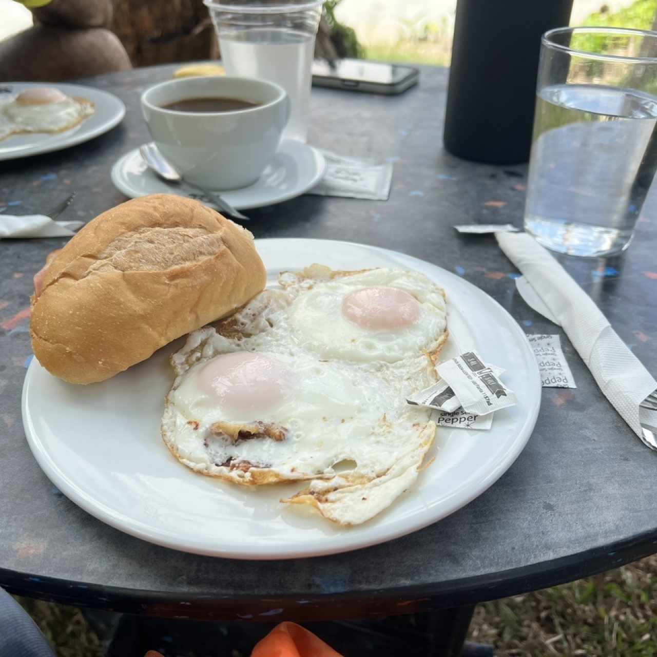 Buevos fritos con pan viril y cafe americano 