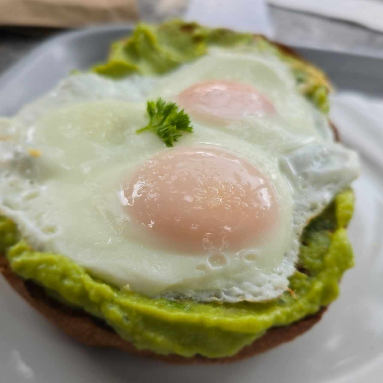 Tostatada de aguacate con huevos