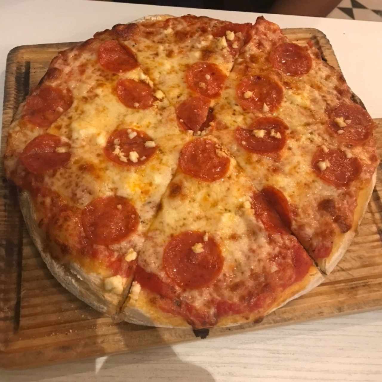Pizza de Pepperoni con miel y queso feta