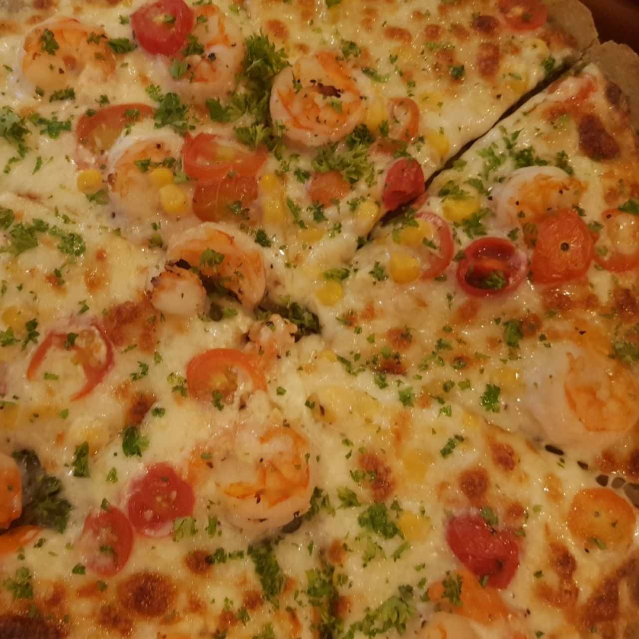 Pizza de camarones en masa delgada de albahaca