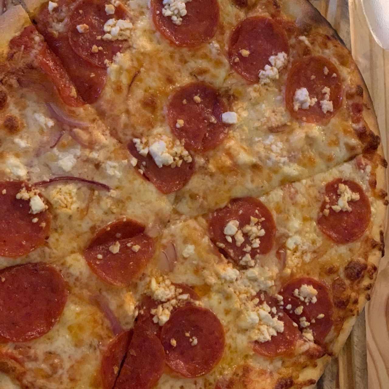 Pizza personalizada Peperoni, quedo feta, queso parmesano y cebolla