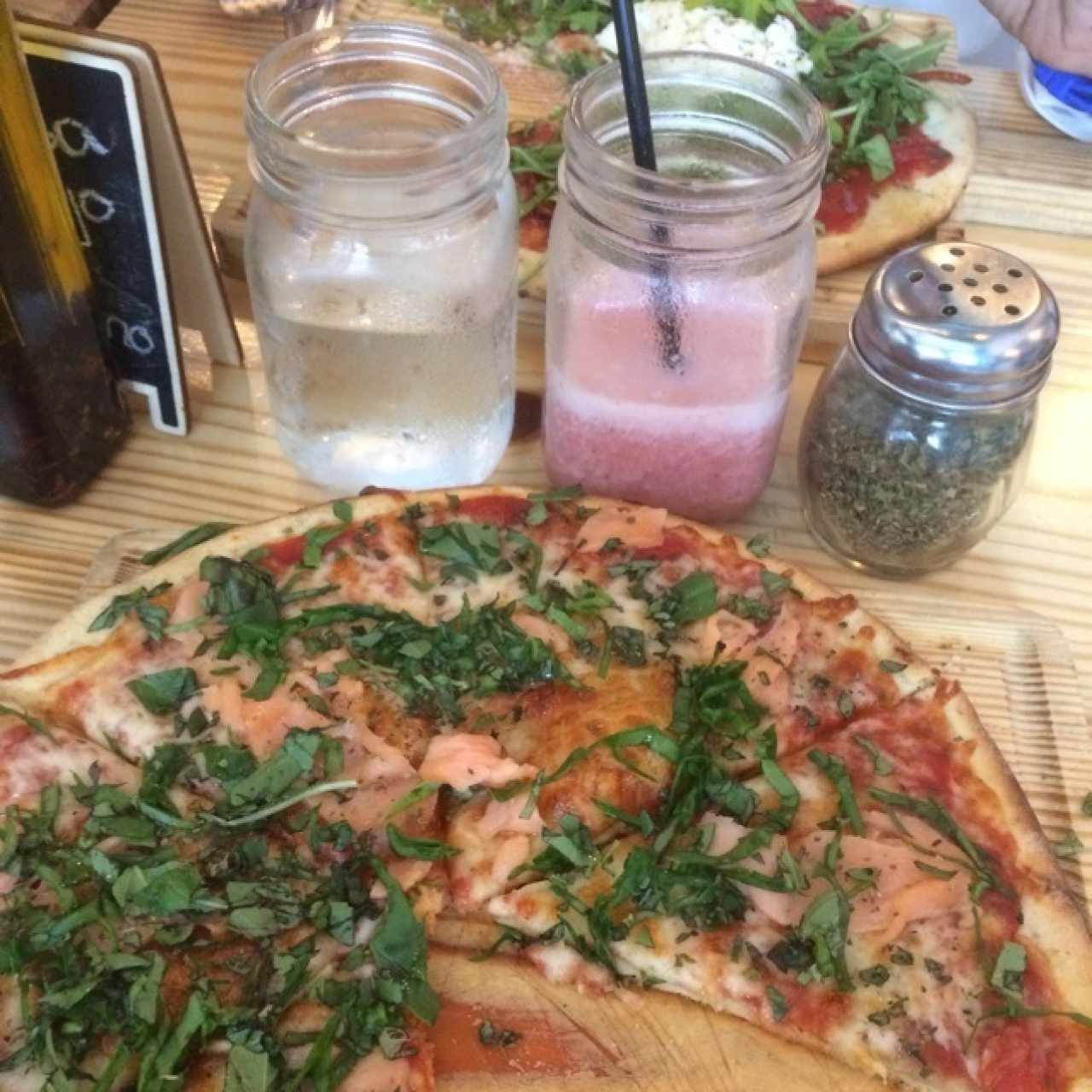 pizza armada con salmon ahumado y espinacas con masa de “laboratorio”