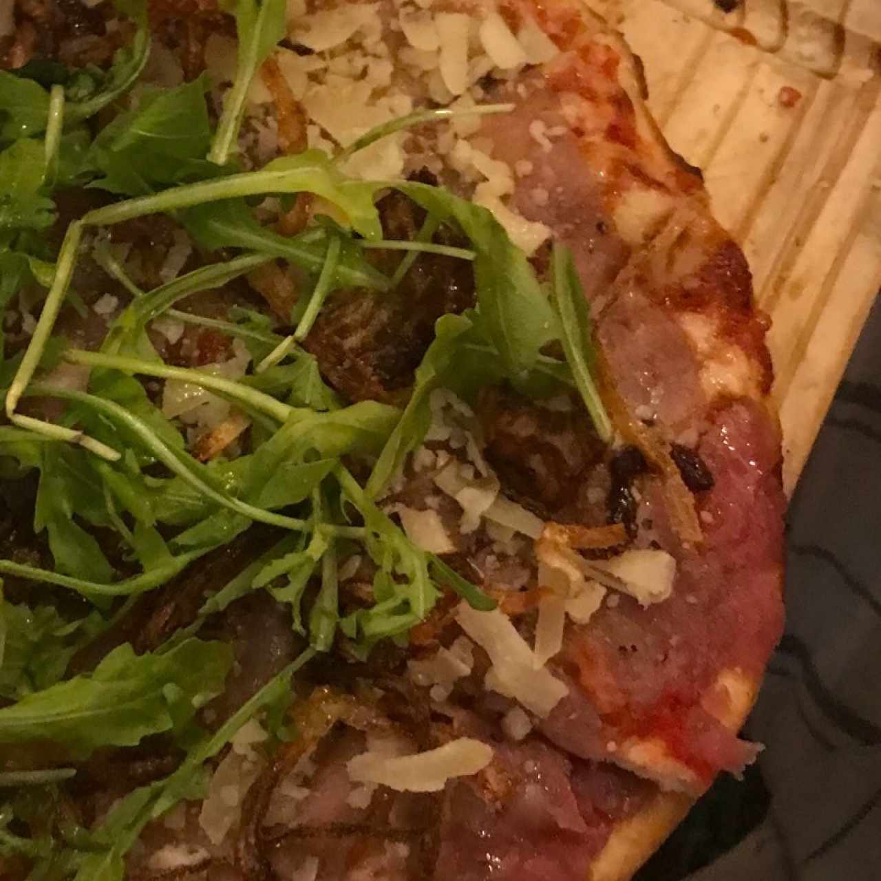 pizza vegetariana con masa de jengibre y ajo