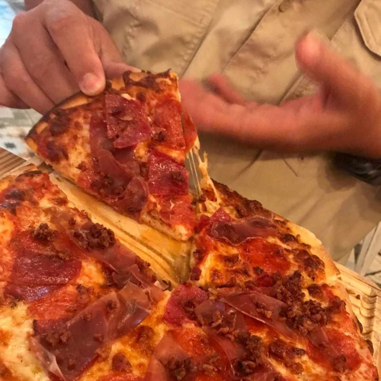 pizza de cuatro carnes sin cebolla