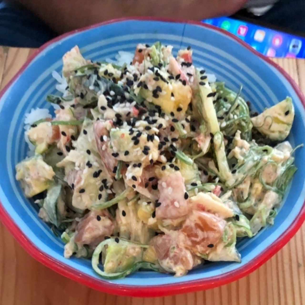Poke bowl con avocado y salmon