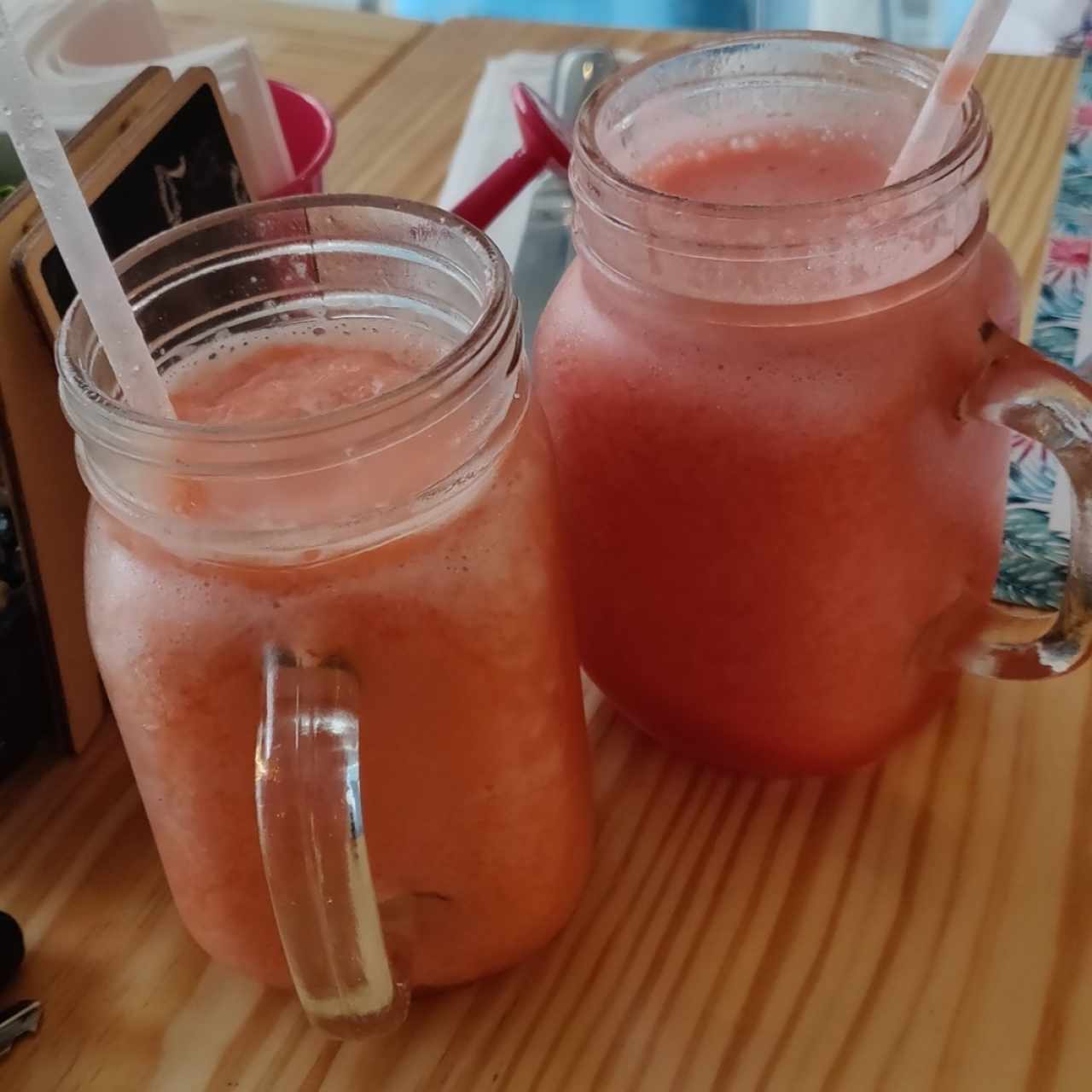 Smoothie Pedasi (Fresas mas Maracujã) y Smoothie Chame Banks (Fresas mas Limõn)