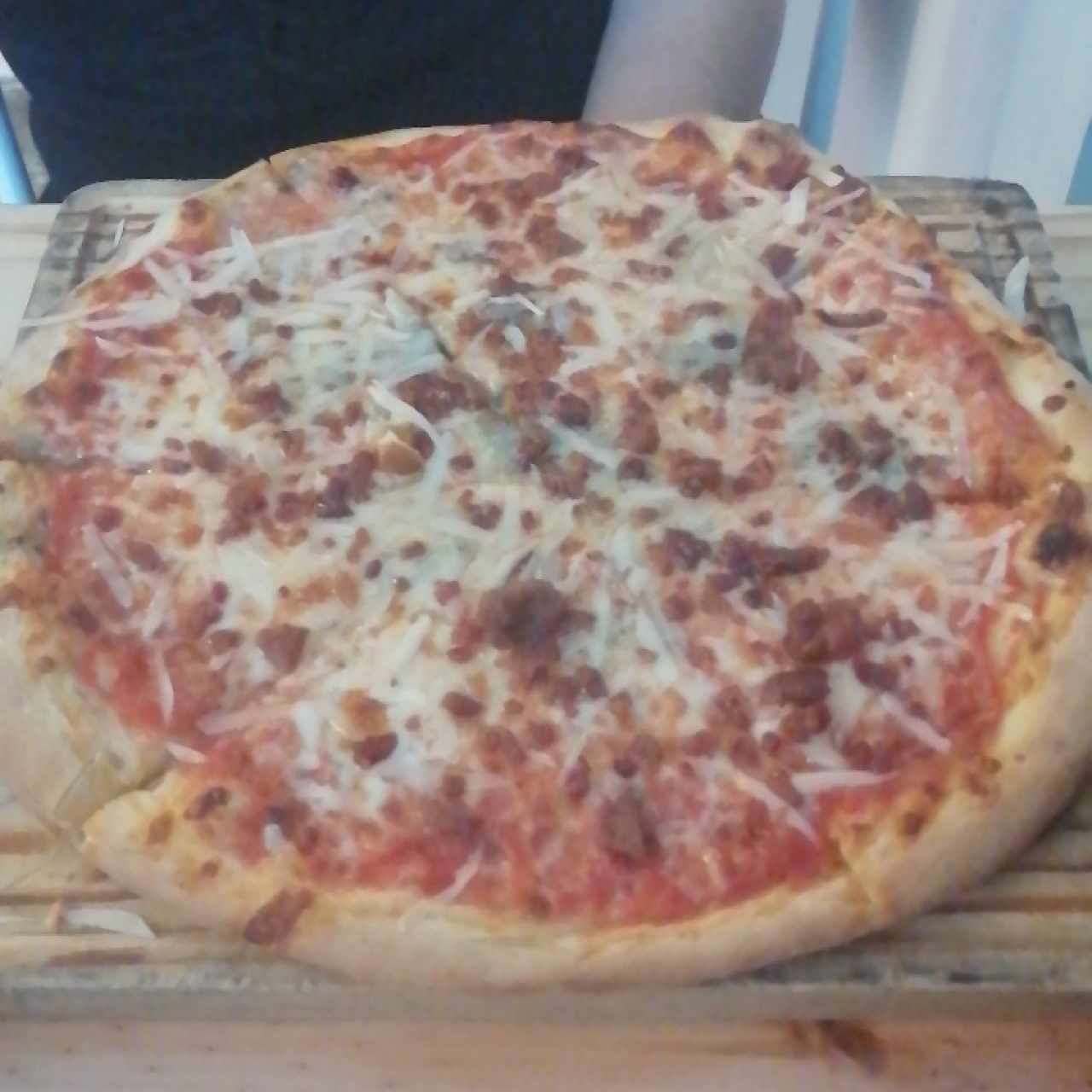 Pizza 4 quesos con extra de tocino