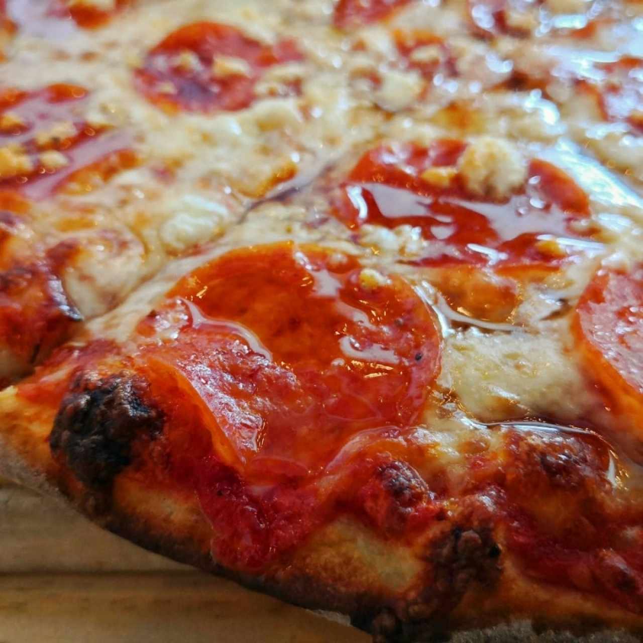 pizza de pepperoni, provolone, queso feta, y miel