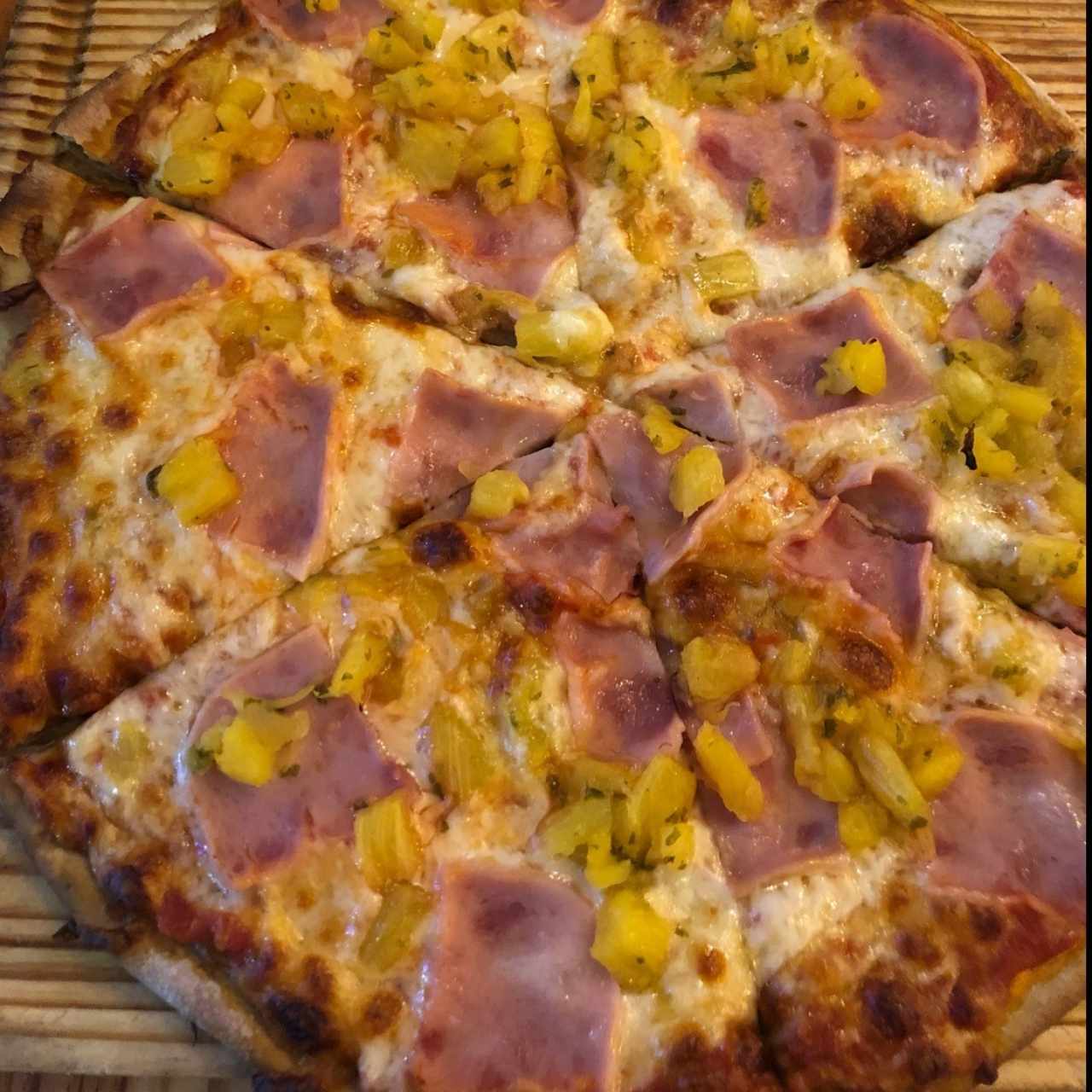 Pizza Hawaiana en masa de fresa con albahaca