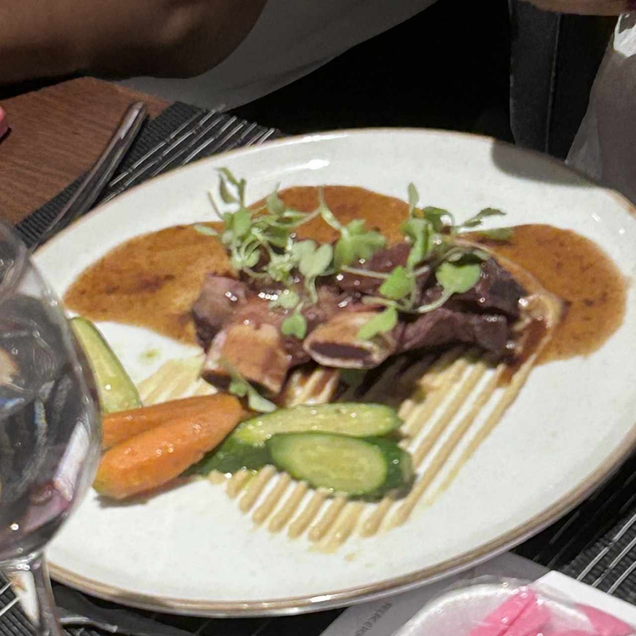 Costilla de res y crema de coliflor