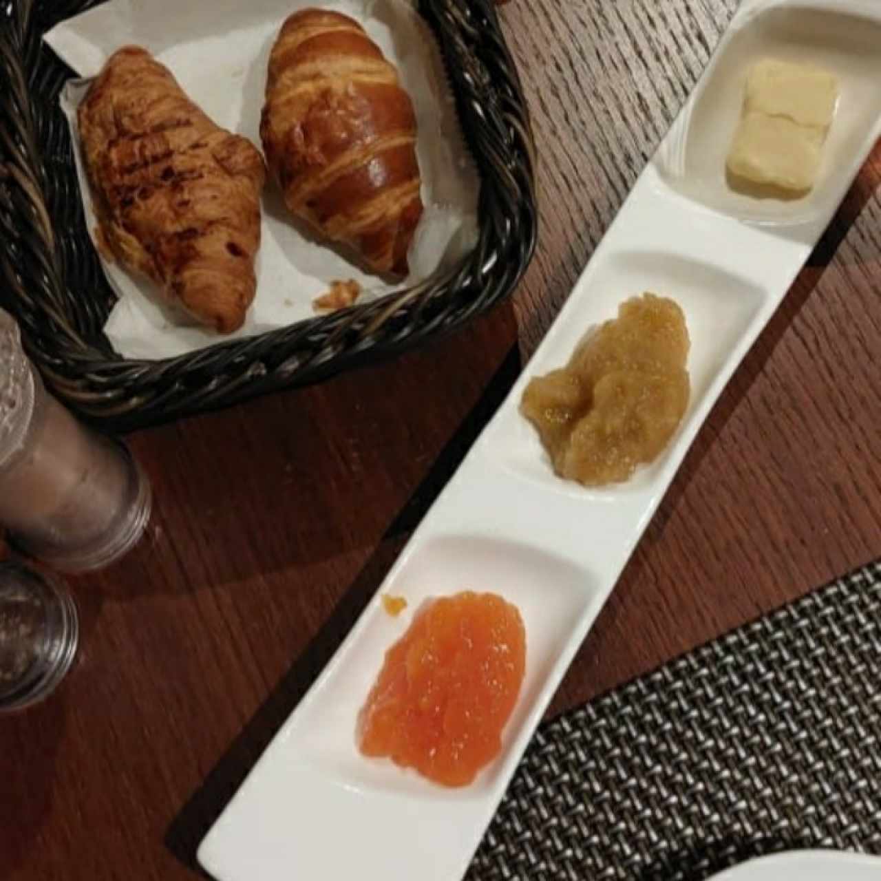 Pan de la casa con mantequilla y mermeladas de manzana y papaya