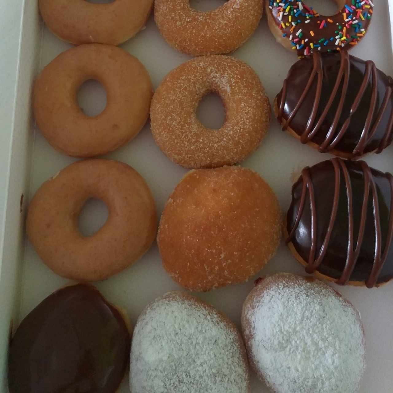 donuts glaseados, azucarados y rellenos