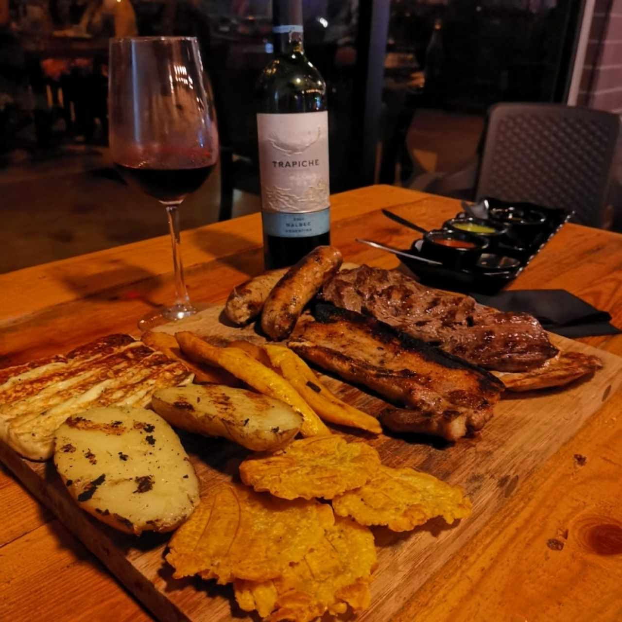 Parillada Típica + Botella de vino 