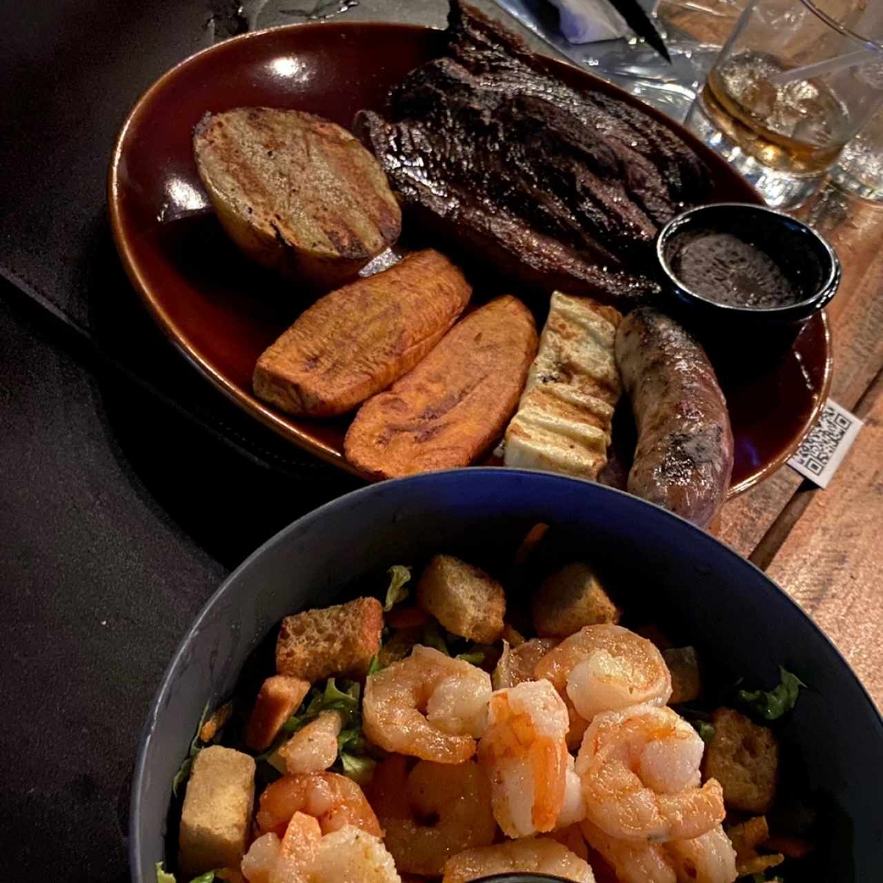 ensalada de camarones y plato de carne tipico