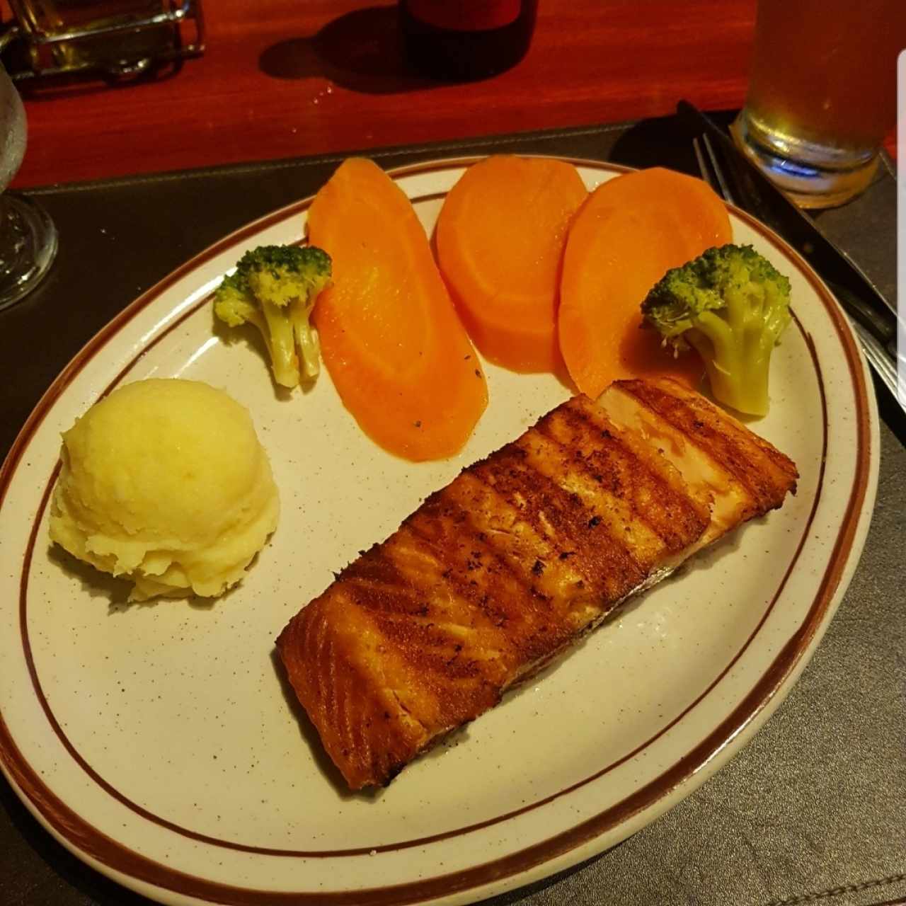 Salmón a la plancha con puré de papas y vegetales hervidos