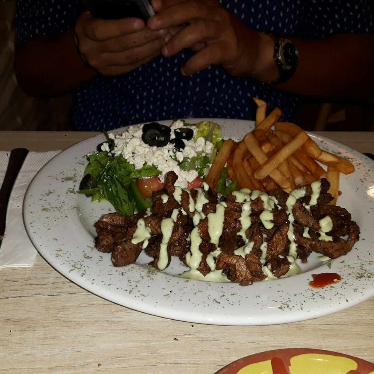 kafka de cordero al carbon con ensalada griega y papas
