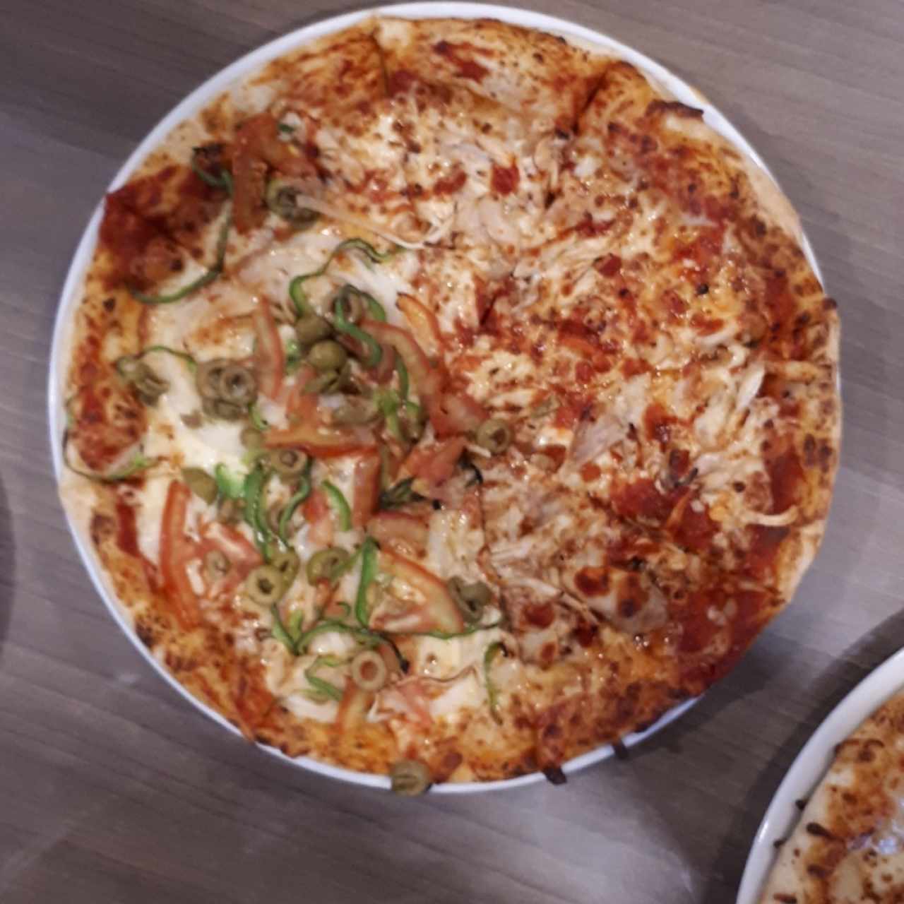 Pizza mitad vegetariana mitad pollo