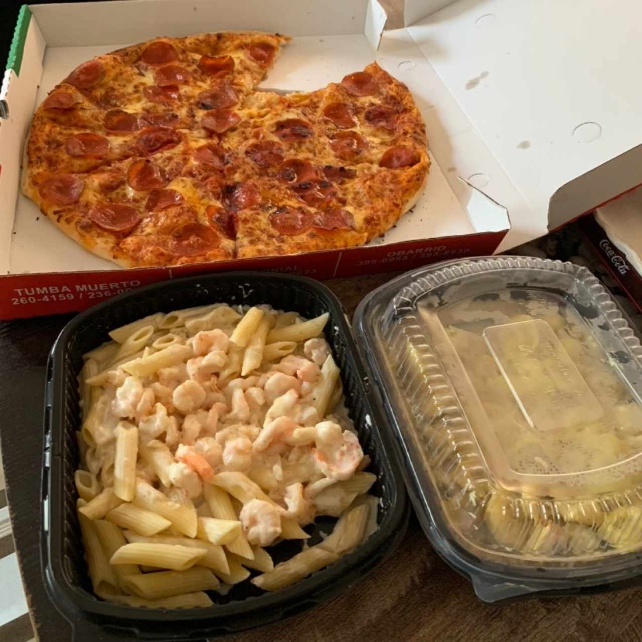Pizza peperoni, pene gon camarones y tortellini carbonara
