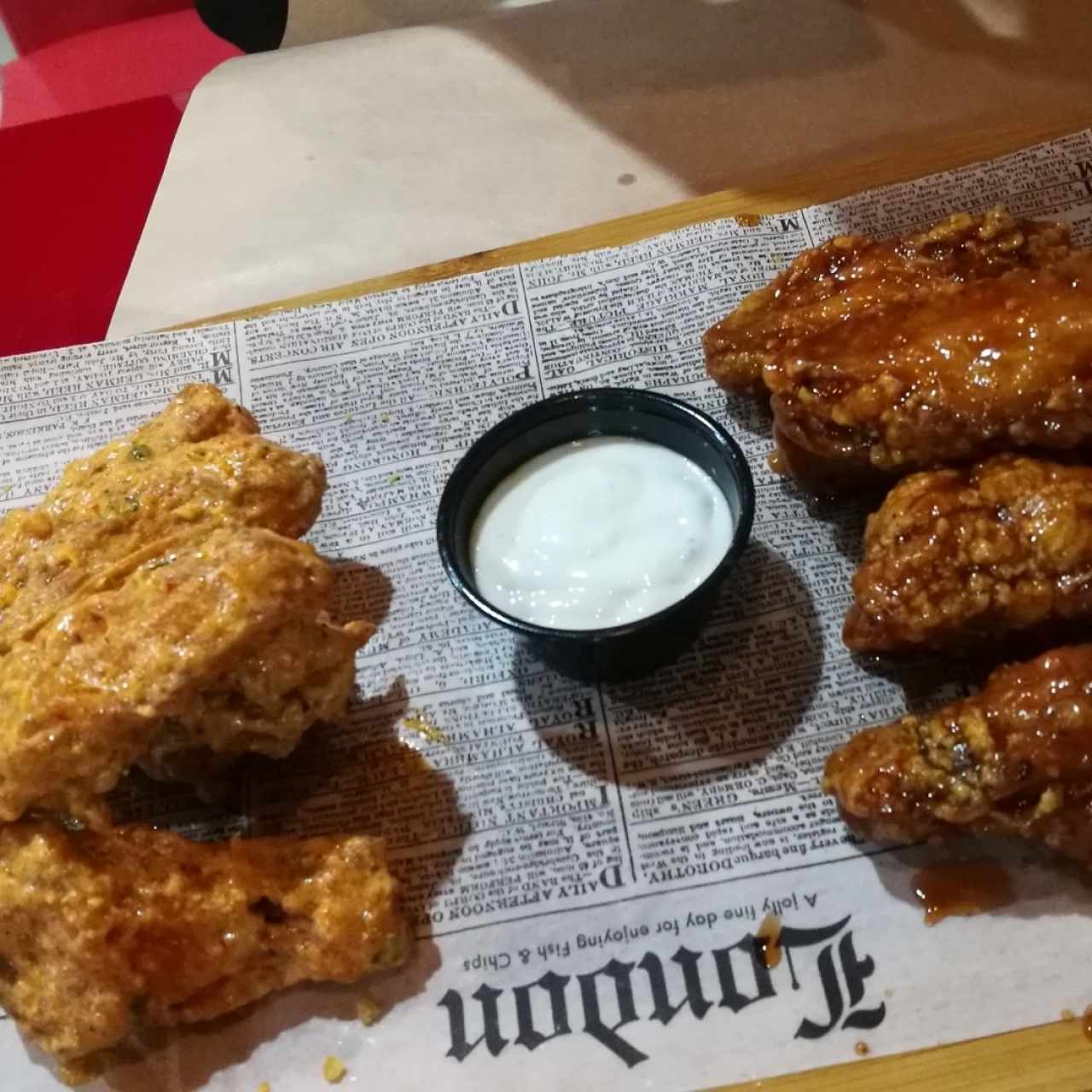 Wings mitad salsa buffalo creamy y BBQ