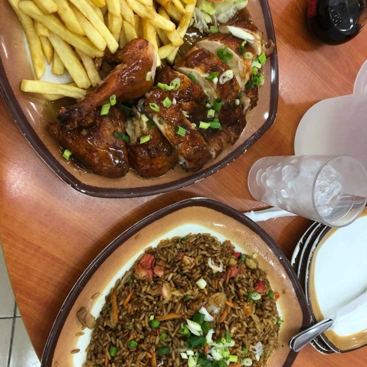 Pollo Asado con papitas y Arroz Frito Combinación
