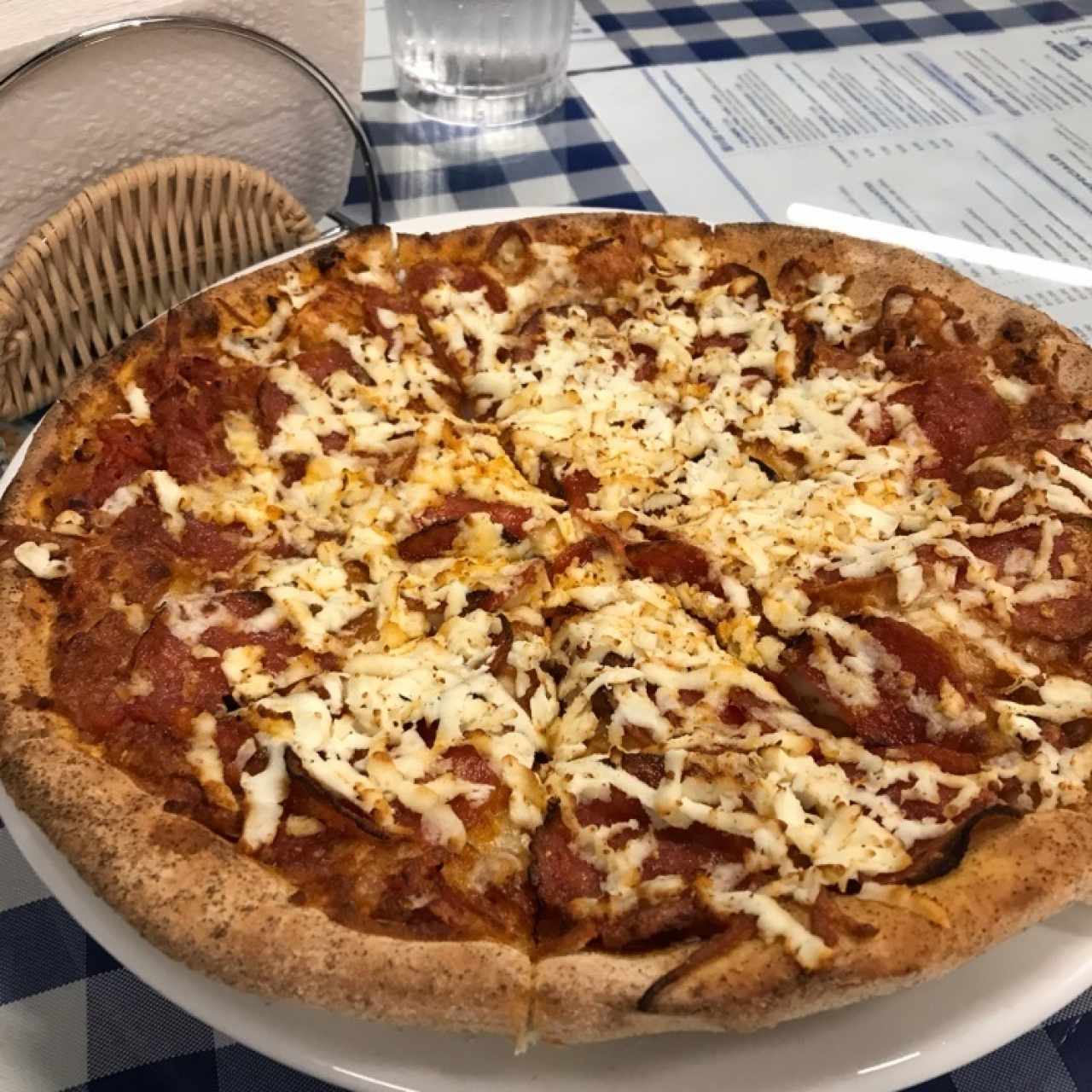 pizza de peperoni con feta