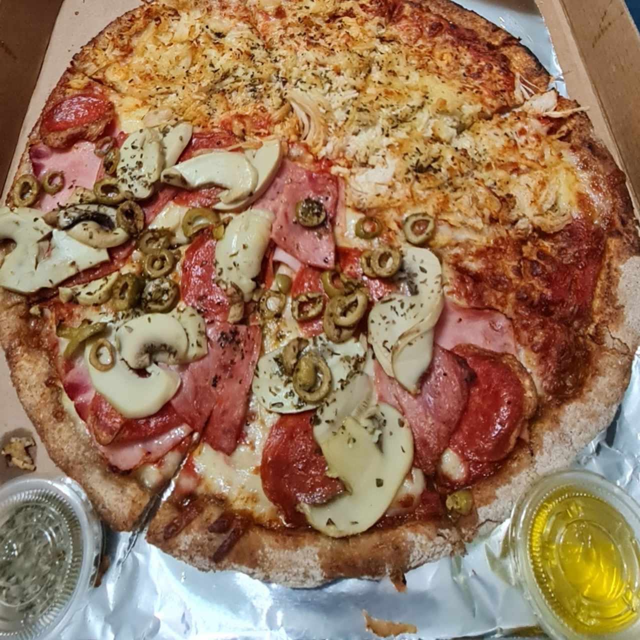 Pizza mitad combinación y mitad pollo