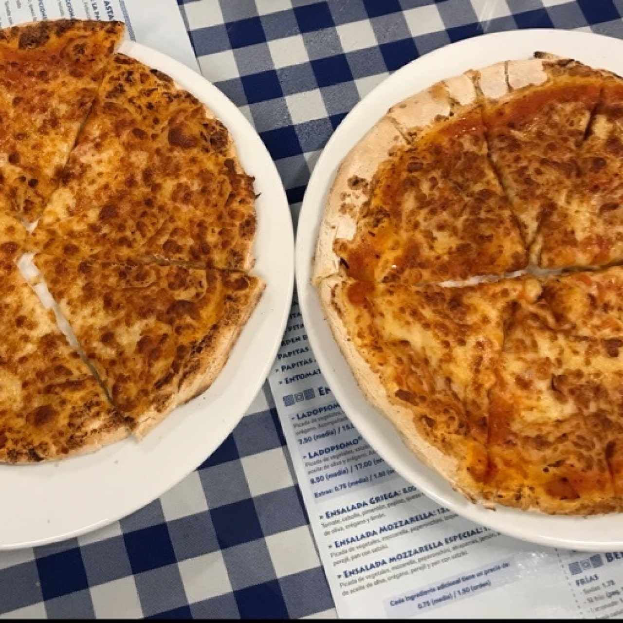 pizza de queso hecha por mis hijas