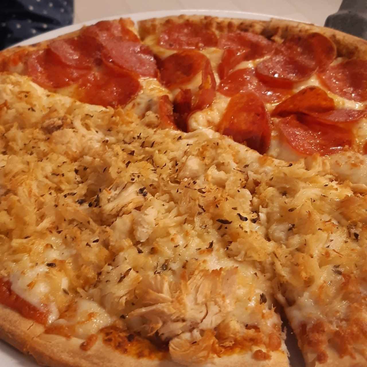 Pizza mixta de pepperoni y pollo