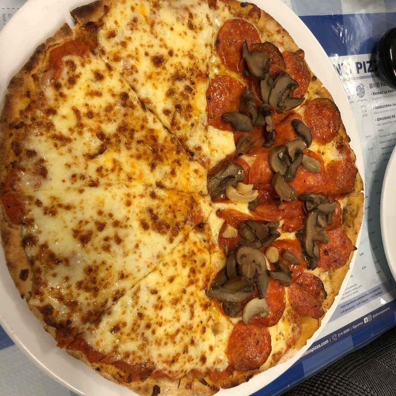 pizza de queso con peperoni y hongos