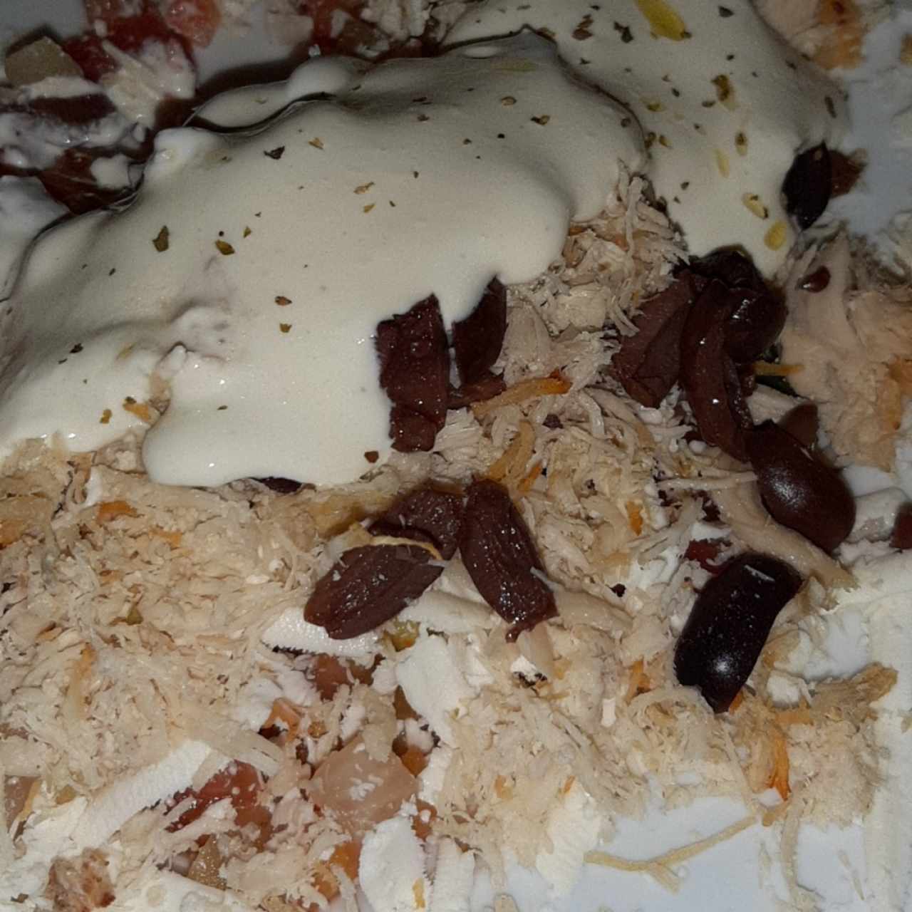 ladopsomo de pollo con saltziki y aceitunas negras