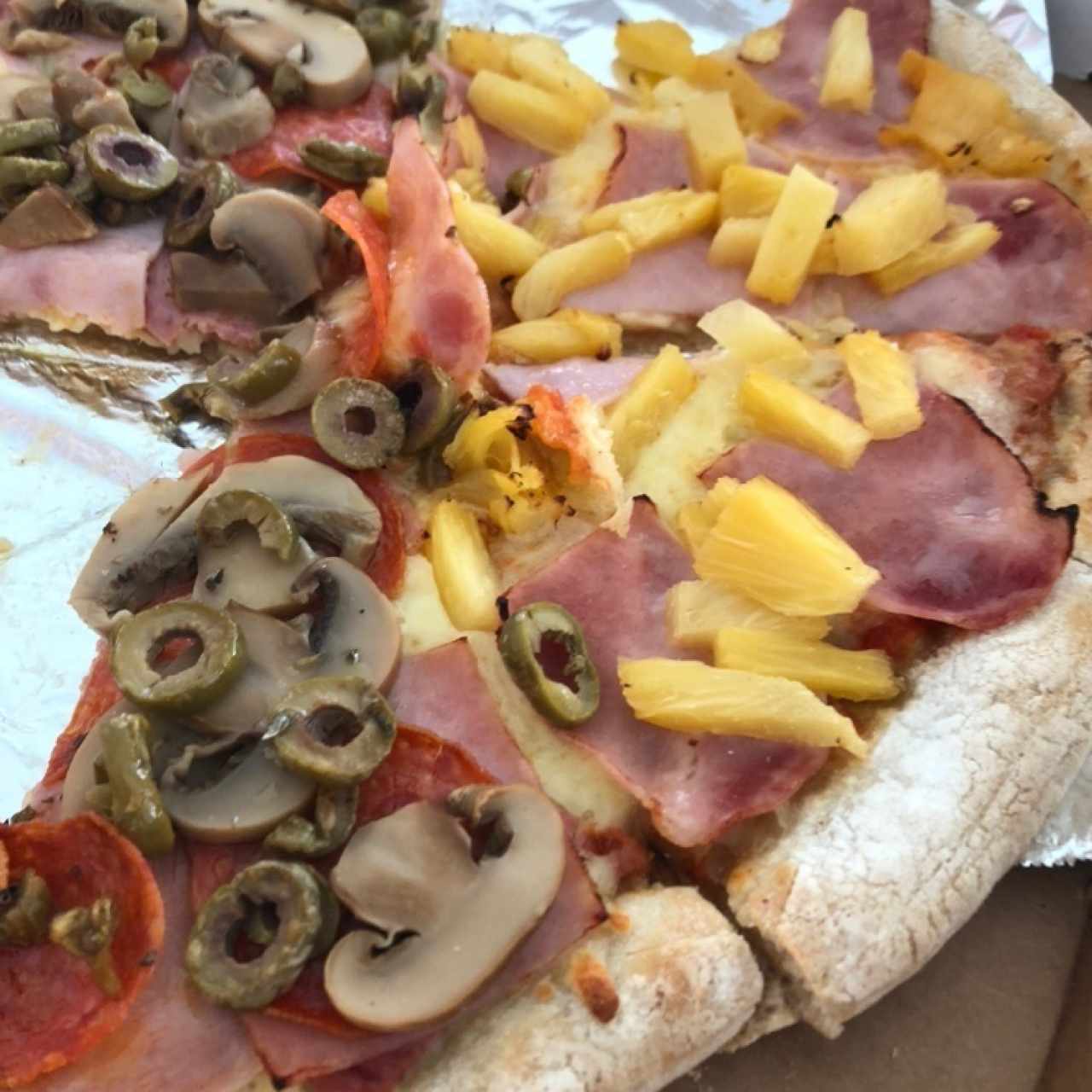 Pizza Regular mita de Hawayano y Combinación