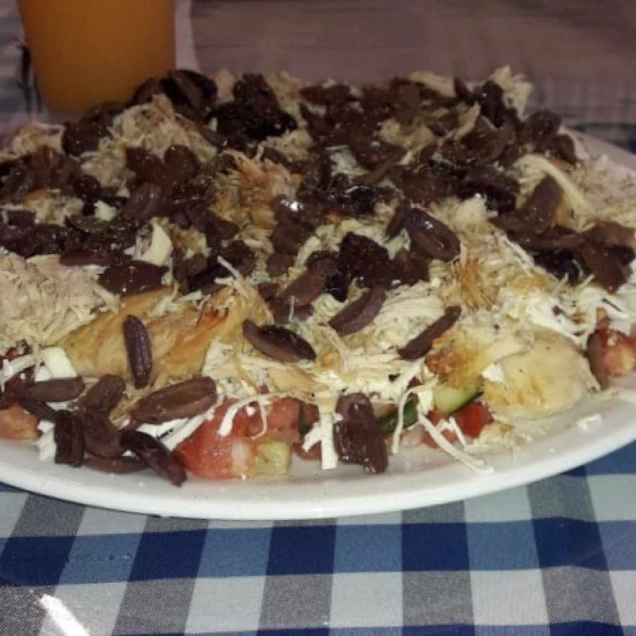 Ladopsomo, con pollo, queso y aceitunas negras