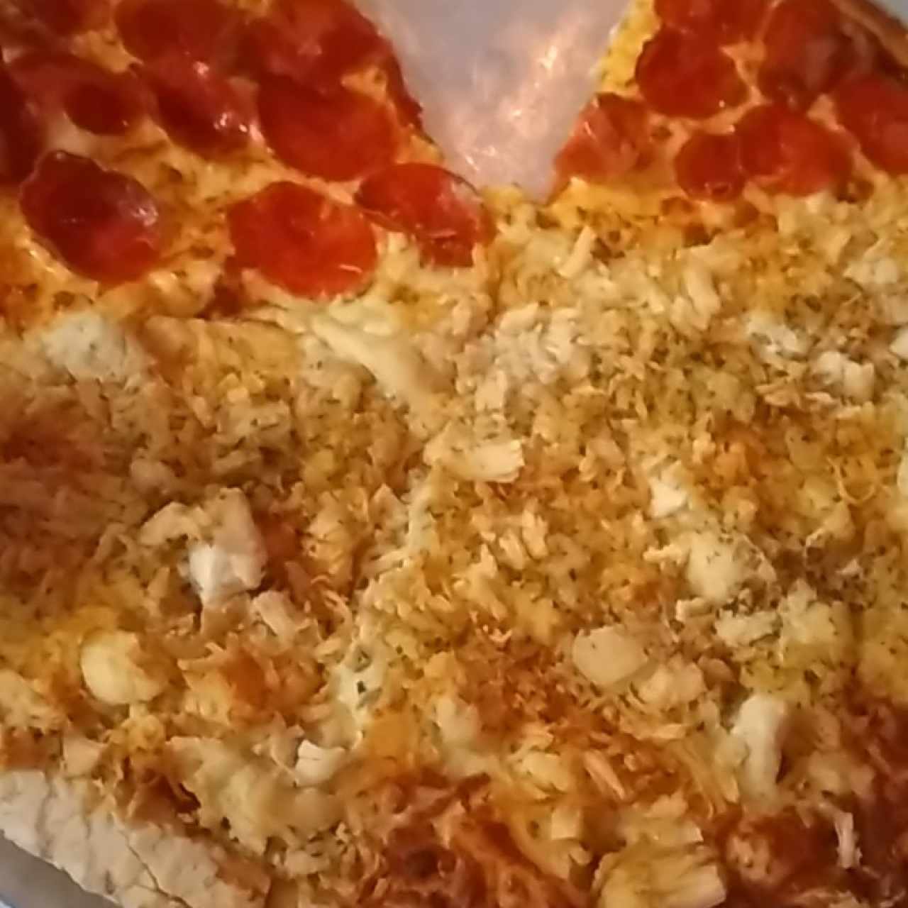 pizza mitad pollo, mitad pepperoni