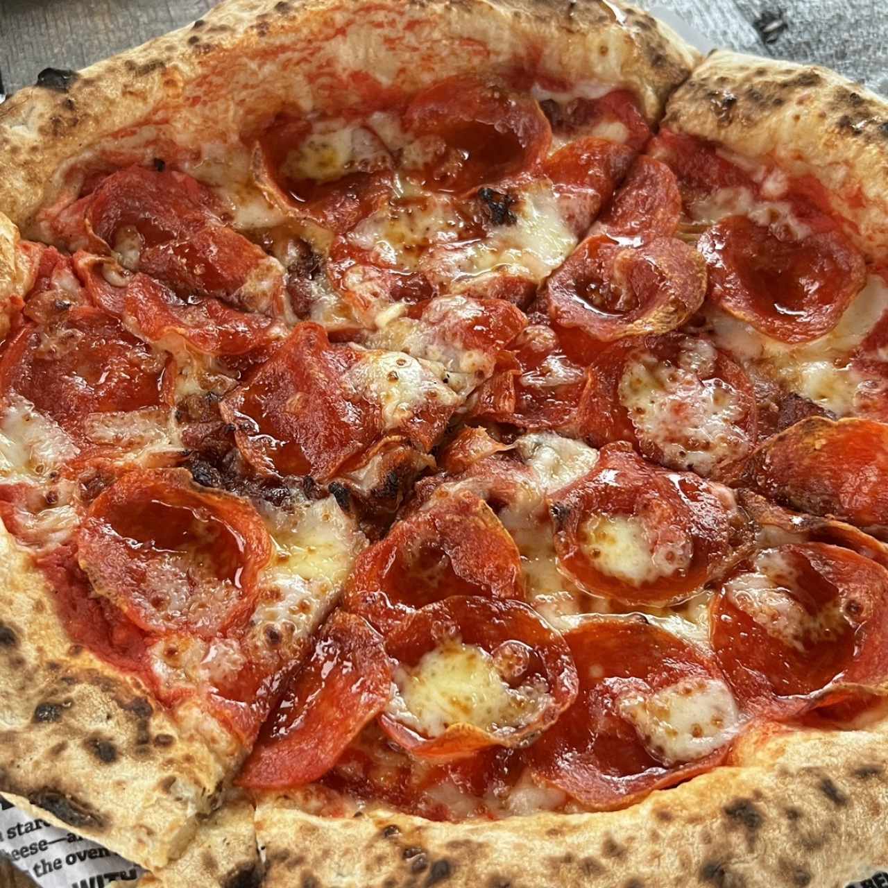 Pizza de pepperoni, bacon y miel picante