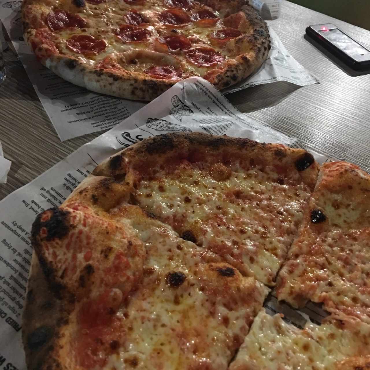 Pizza con Pepperoni y Bacon y pizza de queso