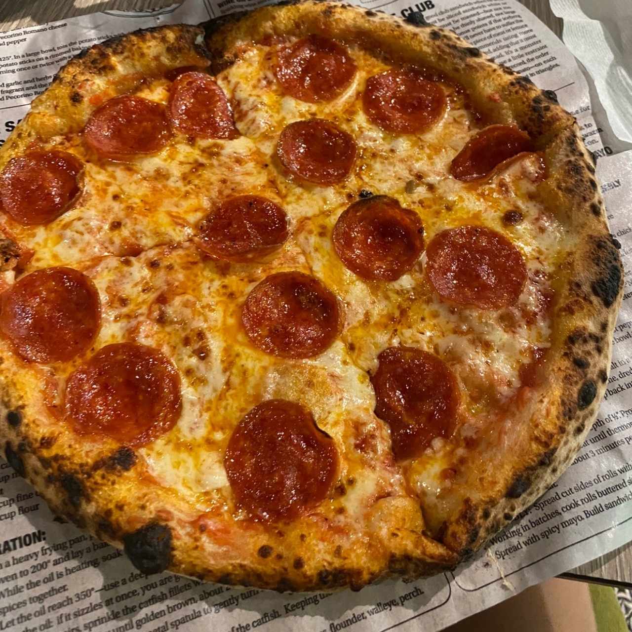 pizza margarita con peperoni 