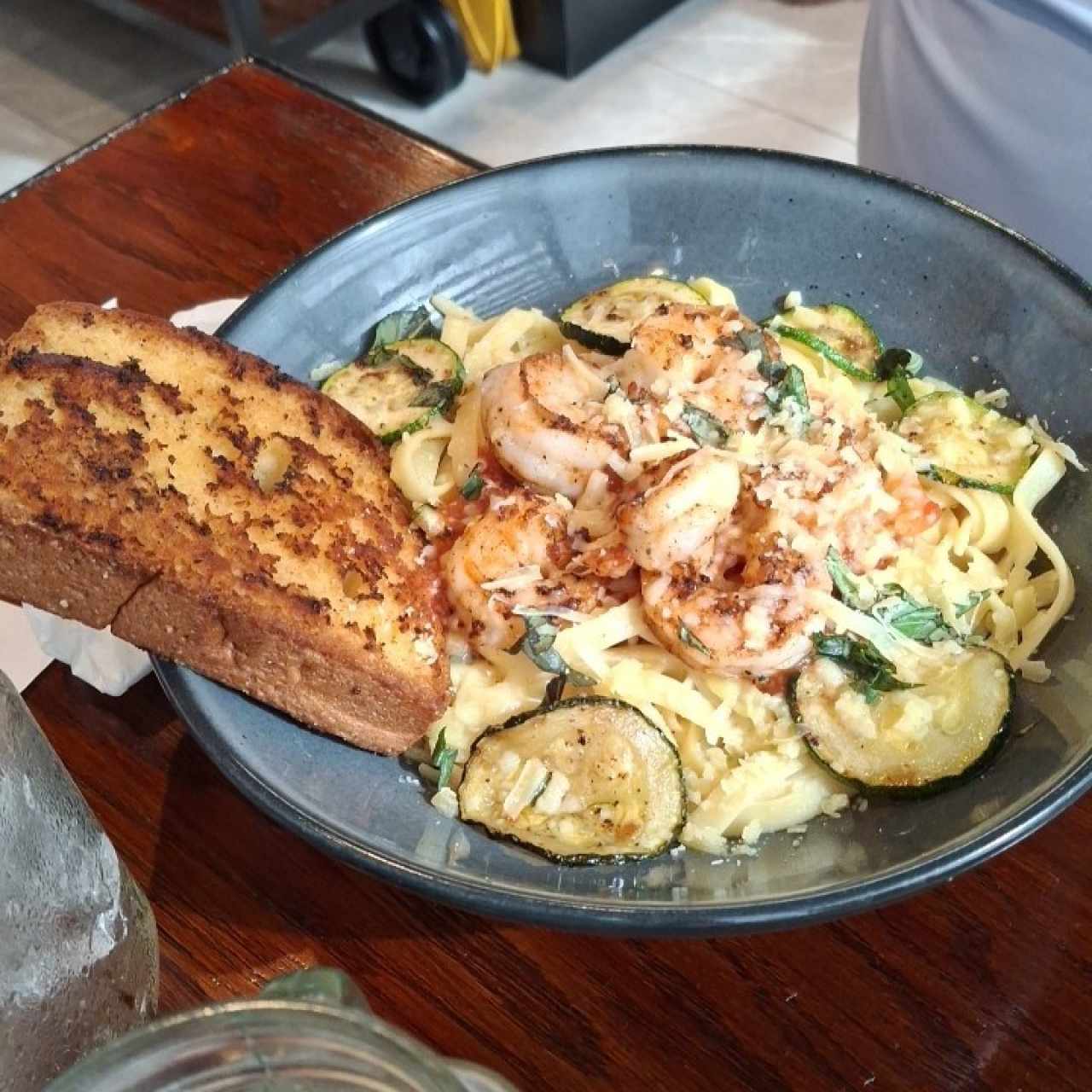 Fettuccine con Camarones Blackened