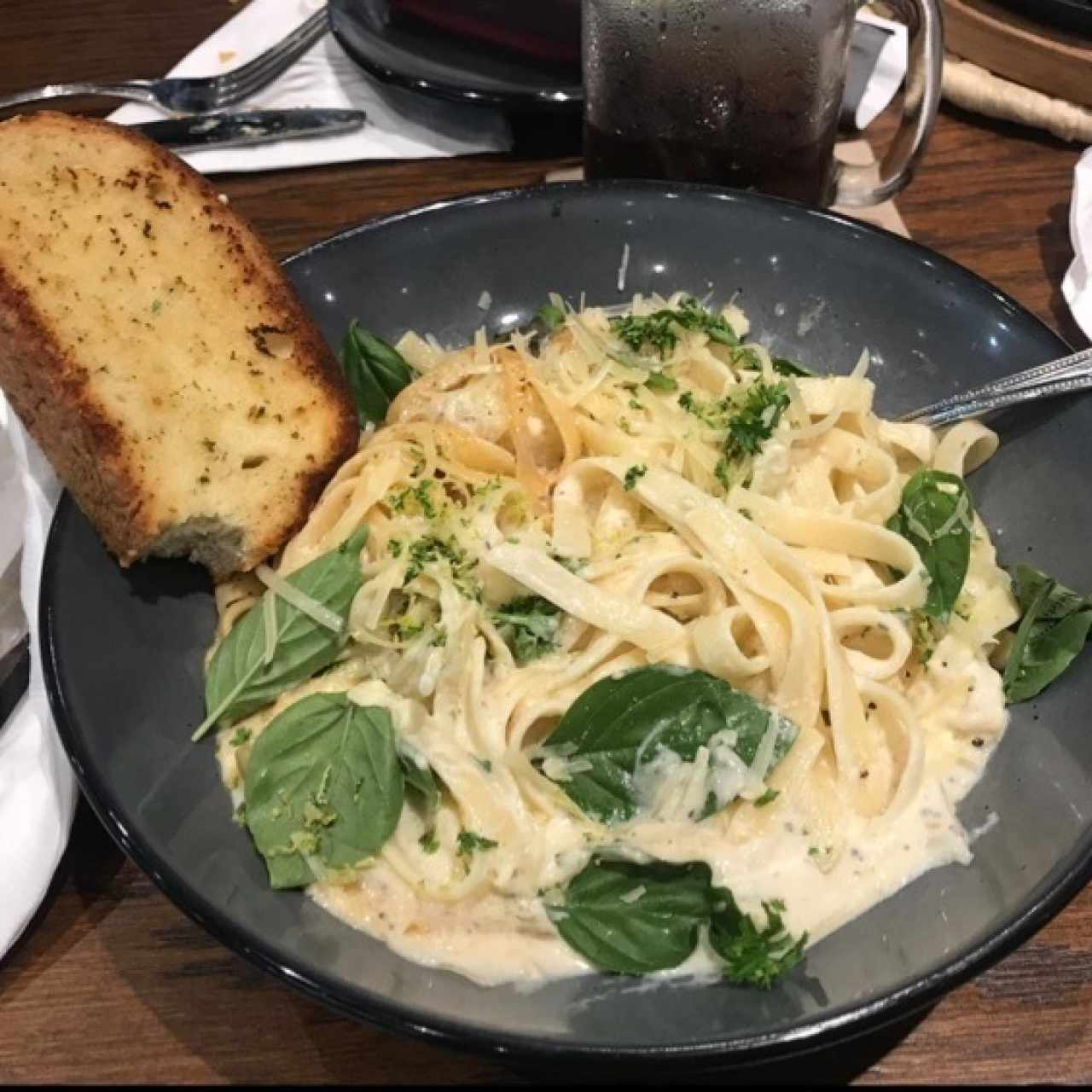 Pasta en salsa blanca con camarones