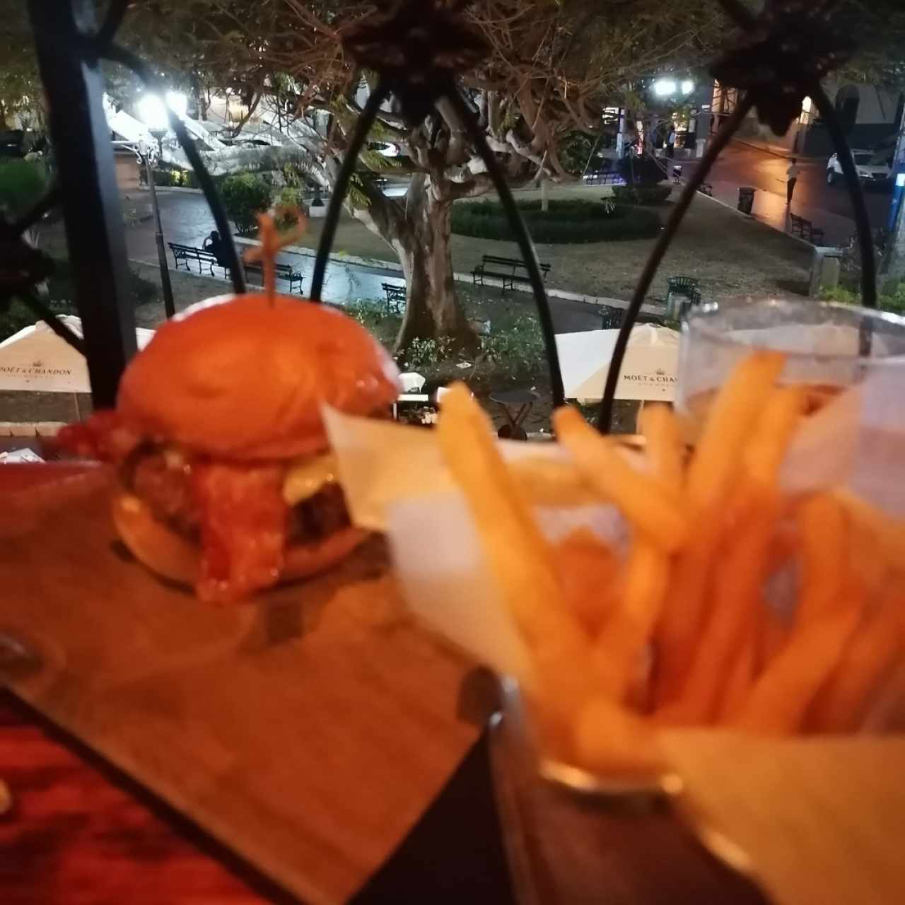 Aprovechando 2x1 en Hamburguesa en domingo de Carnaval y DELICIOSAS! 