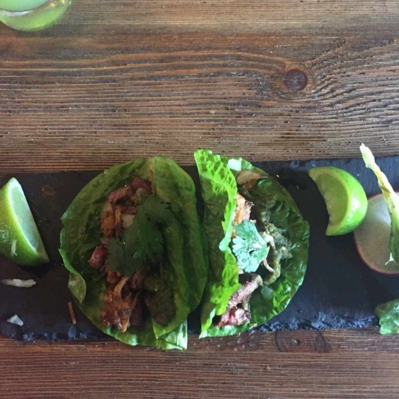 tacos de entraña . lo pedi sobre lechuga 