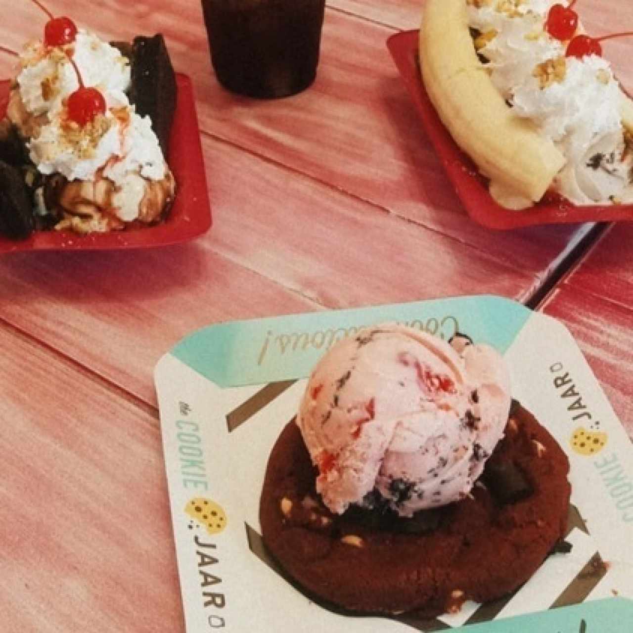 Galleta con helado y helados sundae