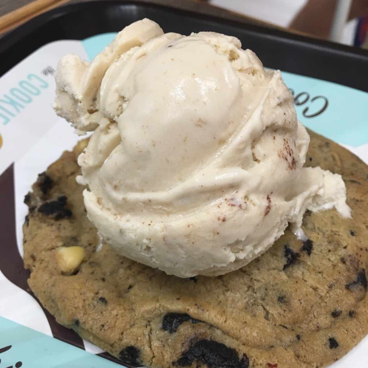 Galleta XL de Cookies and Cream con helado de Banana Crunch