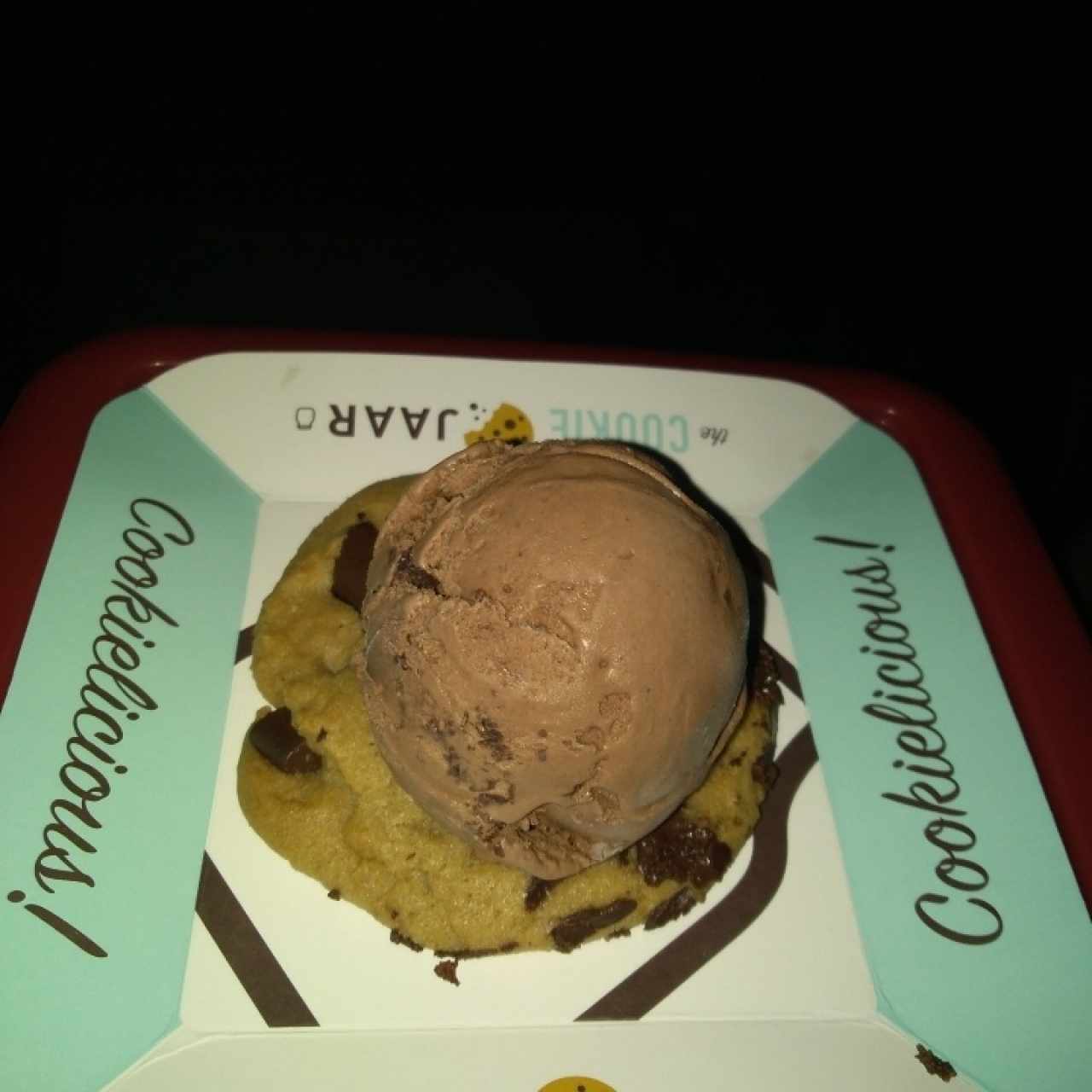 galleta clásica chocolate chunk con helado de chocolate belga