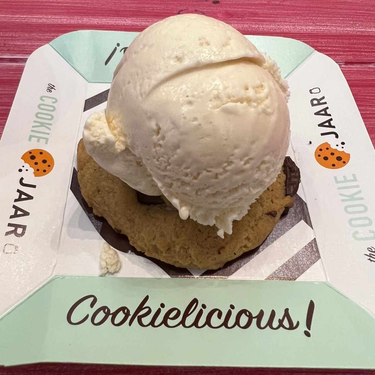 Chocolate chip cookie con helado de vainilla